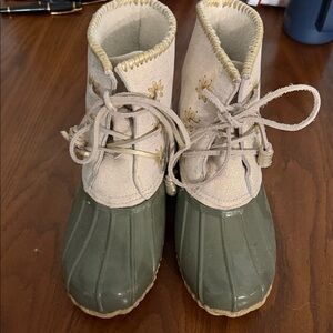Women’s Two-Tone Duck Boots in Beige and Olive size 9